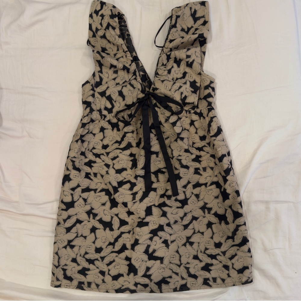 Adelyn Rae Black and Cream Sheath Dress Plunge Neckline